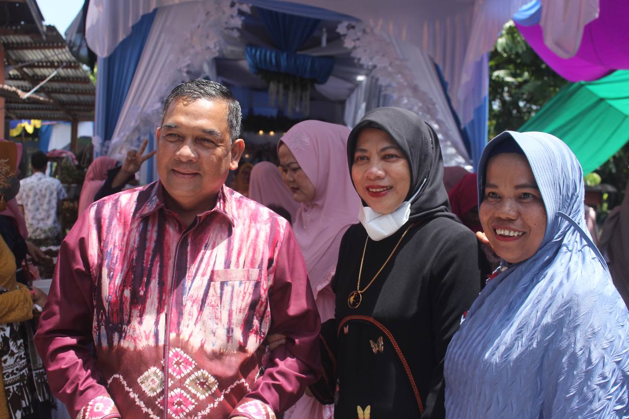 Salah-seorang-warga-tiba_tiba-menghampiri-Wagubri-Edy-Natar-Nasution-dan-Istri-untuk-meminta-berfoto-bersama