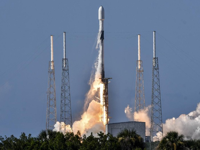 peluncuran-satelit-militer-korsel-dengan-roket-falcon-9-buatan-spacex-di-florida-as_43