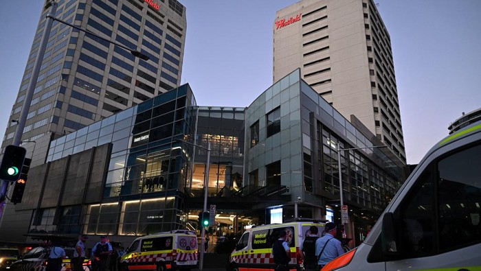 petugas-medis-di-sekitar-lokasi-penusukan-di-bondi-junction-sydney-via-reutersaap_169